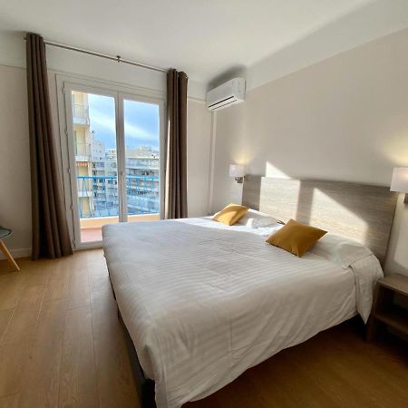 Hotel Courbet Juan-les-Pins Esterno foto