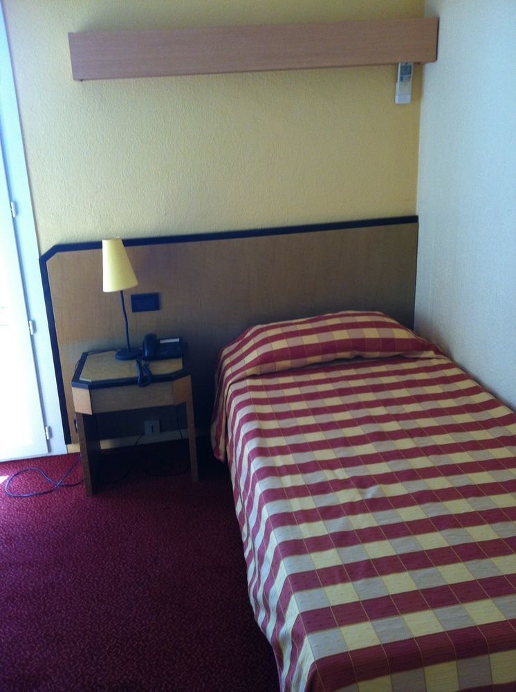 Hotel Courbet Juan-les-Pins Esterno foto