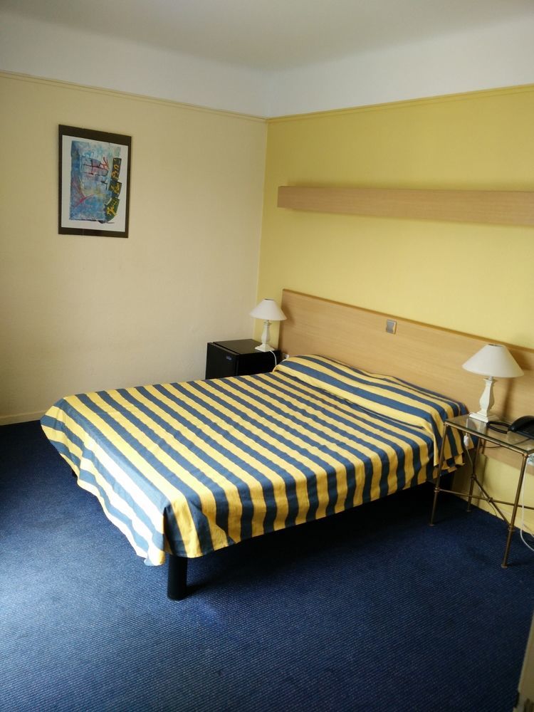 Hotel Courbet Juan-les-Pins Esterno foto