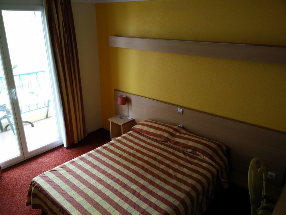 Hotel Courbet Juan-les-Pins Esterno foto