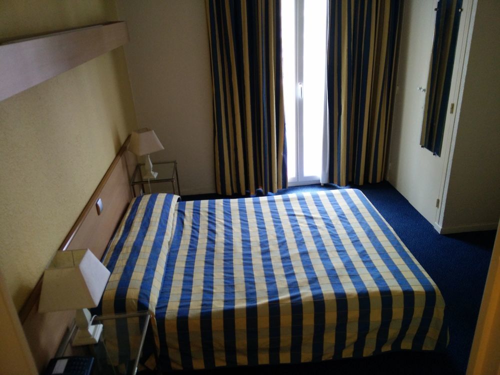 Hotel Courbet Juan-les-Pins Esterno foto