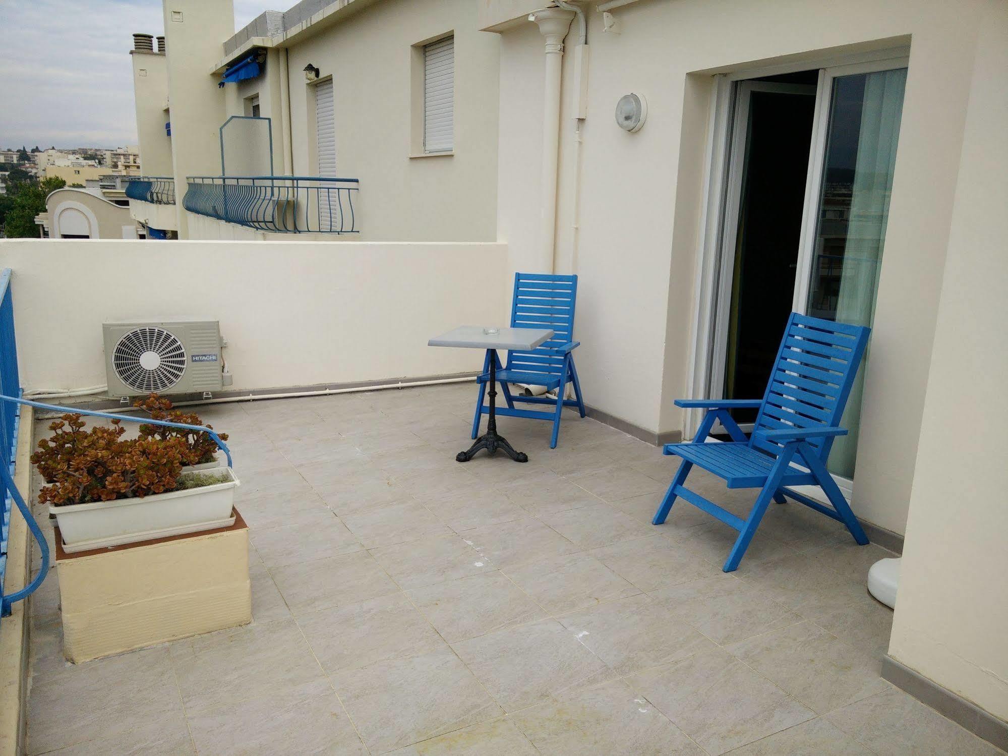 Hotel Courbet Juan-les-Pins Esterno foto